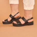 A Sandália de Couro Tratorada é um calçado certamente indispensável. Uma sandália que nasceu com o DNA da Scarapan, em resumo, muito conforto. Por causa do seu estilo arrojado de sola o modelo está entre os mais preferidos da mulher moderna.