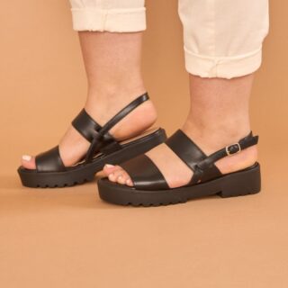 A Sandália de Couro Tratorada é um calçado certamente indispensável. Uma sandália que nasceu com o DNA da Scarapan, em resumo, muito conforto. Por causa do seu estilo arrojado de sola o modelo está entre os mais preferidos da mulher moderna.