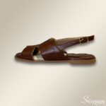 Sandália Feminina Rasteira de Couro da Scarpan, possui o cabedal em couro super macio com elástico para adaptar o calce, a palmilha em espuma de alta densidade, com uma camada de EVA que proporciona um suporte acolchoado para seus pés, o solado ante derrapante oferece aderência confiável. O fechamento é através de fivela Feita com couro de alta qualidade, esta sandália combina durabilidade com um visual moderno e sofisticado e elegante.