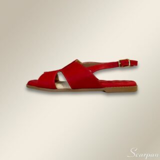 Sandália Feminina Rasteira de Couro da Scarpan, possui o cabedal em couro super macio com elástico para adaptar o calce, a palmilha em espuma de alta densidade, com uma camada de EVA que proporciona um suporte acolchoado para seus pés, o solado ante derrapante oferece aderência confiável. O fechamento é através de fivela Feita com couro de alta qualidade, esta sandália combina durabilidade com um visual moderno e sofisticado e elegante.