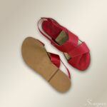 Sandália Feminina Rasteira de Couro da Scarpan, possui o cabedal em couro super macio com elástico para adaptar o calce, a palmilha em espuma de alta densidade, com uma camada de EVA que proporciona um suporte acolchoado para seus pés, o solado ante derrapante oferece aderência confiável. O fechamento é através de fivela Feita com couro de alta qualidade, esta sandália combina durabilidade com um visual moderno e sofisticado e elegante.