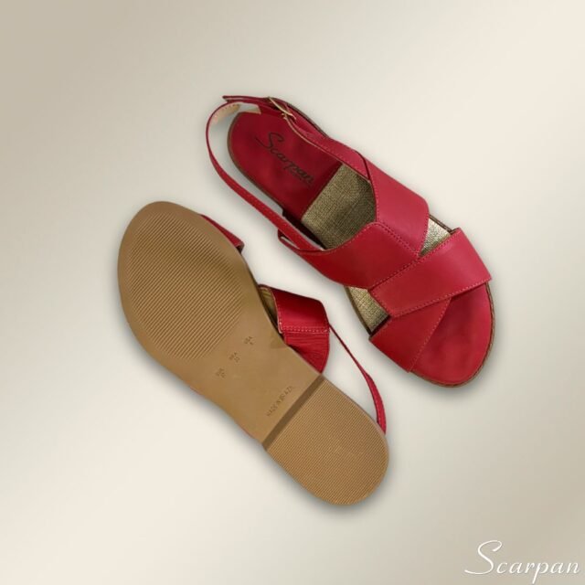 Sandália Feminina Rasteira de Couro da Scarpan, possui o cabedal em couro super macio com elástico para adaptar o calce, a palmilha em espuma de alta densidade, com uma camada de EVA que proporciona um suporte acolchoado para seus pés, o solado ante derrapante oferece aderência confiável. O fechamento é através de fivela Feita com couro de alta qualidade, esta sandália combina durabilidade com um visual moderno e sofisticado e elegante.
