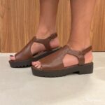 Feito em couro legítimo e super macio, sua palmilha é de espuma em PU com 4mm. O Solado é em PUque é super leve, muito macio e antiderrapante. A sandália tratorada de couro da Scarpan é o que você precisa para um dia com muito conforto ao caminhar. Leve, macio, flexível além de te deixar super elegante vai proporcionar muito conforto.