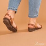 A sandália Anabela de couro é a escolha perfeita para as mulheres que gostam de conforto sem abrir mão do estilo. Perfeitas para o dia a dia pois são práticas, confortáveis além de se adequarem aos looks casuais, aos de trabalho e até mesmo a eventos noturnos mais descontraídos.