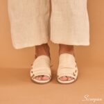 A sandália de couro feminina Salto Baixo avarca alia beleza, bem-estar e benefícios para a saúde.