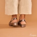 A sandália de couro feminina Salto Baixo avarca alia beleza, bem-estar e benefícios para a saúde.