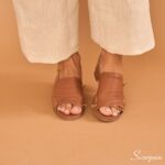 A sandália de couro feminina Salto Baixo avarca alia beleza, bem-estar e benefícios para a saúde.