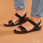 A sandália Anabela de couro é a escolha perfeita para as mulheres que gostam de conforto sem abrir mão do estilo. Perfeitas para o dia a dia pois são práticas, confortáveis além de se adequarem aos looks casuais, aos de trabalho e até mesmo a eventos noturnos mais descontraídos.