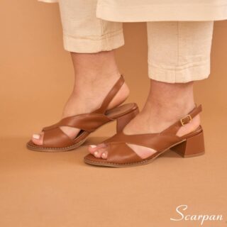 A Sandália de Couro Feminina da Scarpan com Salto Bloco de 4,5 cm é sinônimo de conforto, durabilidade e elegância. Primordialmente, ela foi projetada para mulheres que valorizam estilo e saúde. Confeccionada em couro legítimo, ela proporciona o toque macio e o ajuste ideal que seus pés merecem.