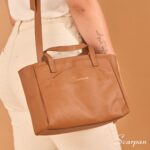 A Bolsa Tiracolo de Couro Karen foi pensada para mulheres que valorizam a organização. Nesse sentido, ela possui dois bolsos estrategicamente posicionados: um bolso frontal de acesso rápido e um bolso principal com fecho, garantindo a segurança de seus pertences. Sobretudo, as dimensões de 24 cm de largura, 18 cm de altura e 11 cm de profundidade oferecem o espaço ideal para carregar tudo o que você precisa.