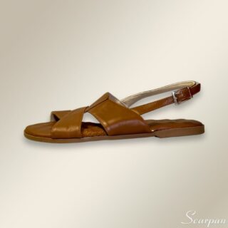 Sandália Feminina Rasteira de Couro da Scarpan, possui o cabedal em couro super macio com elástico para adaptar o calce, a palmilha em espuma de alta densidade, com uma camada de EVA que proporciona um suporte acolchoado para seus pés, o solado ante derrapante oferece aderência confiável. O fechamento é através de fivela Feita com couro de alta qualidade, esta sandália combina durabilidade com um visual moderno e sofisticado e elegante.