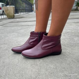 A Bota de Couro Cano Curto Feminina é o modelo perfeito para os dias de outono e inverno. Feita em couro super macio, possui detalhes cuidadosamente projetados para elevar sua experiência de moda e conforto.