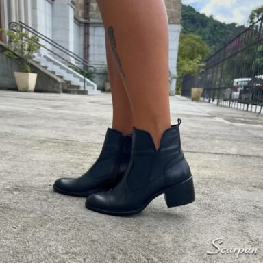 A Bota de Couro com Salto Bloco da Scarpan é equipada com um solado de P.U (poliuretano), um material leve, antiderrapante e extremamente confortável. Assim também, proporciona segurança e suavidade ao caminhar, mesmo em pisos escorregadios ou irregulares. Sobretudo, o fechamento em zíper facilita o calce e agrega praticidade à rotina. Em poucos segundos, você estará pronta para enfrentar o dia com elegância e confiança.