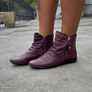 A Bota de Couro Cano Curto Feminina é a escolha perfeita para quem busca estilo, conforto e durabilidade. Feita em couro legítimo, ela proporciona um toque sofisticado ao seu visual, além de garantir resistência para o dia a dia. Seu solado rasteiro em borracha oferece estabilidade e aderência, tornando-a ideal para diferentes superfícies, seja em ambientes urbanos ou passeios ao ar livre.