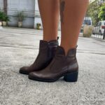 As Botas de Couro com Salto da Scarpan são feitas em couro legítimo. O solado em P.U é leve, macio e antiderrapante que proporciona um caminhar macio e seguro. O fechamento é com zíper que facilita o calce de seu da sua Bota de Couro. As Botas em Couro são calçados atemporais, estão sempre na moda e são super versáteis. Com grande variedade de modelos vai ser fácil encontrar uma que combina com o seu estilo.