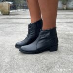 Bota em couro legitimo super macio, com cano curto e contém cabedal em couro e solado antiderrapante e salto de 3,5cm de altura. A bota contém um detalhe de dobra no cano e fechamento em zíper, proporcionando elegância e praticidade.