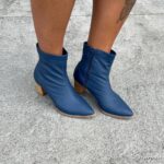 Bota Feminina em bico fino e salto bloco de couro legitimo extremamente confortável e possui zíper para facilitar o calce. A bota tem forro em cacharrel para mais conforto. E solado ante derrapante .