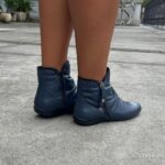 A Bota de Couro Cano Curto Feminina é feita em couro legítimo e super macio garantindo resistência para o dia a dia. Seu solado rasteiro em borracha oferece estabilidade e aderência, tornando-a ideal para diferentes superfícies. Palmilha com EVA e o fechamento é com Zíper, que facilita o calce.