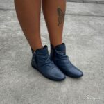 A Bota de Couro Cano Curto Feminina é feita em couro legítimo e super macio garantindo resistência para o dia a dia. Seu solado rasteiro em borracha oferece estabilidade e aderência, tornando-a ideal para diferentes superfícies. Palmilha com EVA e o fechamento é com Zíper, que facilita o calce.