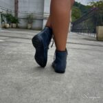 A Bota de Couro Cano Curto Feminina é feita em couro legítimo e super macio garantindo resistência para o dia a dia. Seu solado rasteiro em borracha oferece estabilidade e aderência, tornando-a ideal para diferentes superfícies. Palmilha com EVA e o fechamento é com Zíper, que facilita o calce.