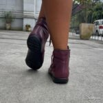 A Bota de Couro Cano Curto Feminina é feita em couro legítimo e super macio garantindo resistência para o dia a dia. Seu solado rasteiro em borracha oferece estabilidade e aderência, tornando-a ideal para diferentes superfícies. Palmilha com EVA e o fechamento é com Zíper, que facilita o calce.