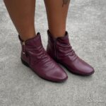 A Bota de Couro Cano Curto Feminina é feita em couro legítimo e super macio garantindo resistência para o dia a dia. Seu solado rasteiro em borracha oferece estabilidade e aderência, tornando-a ideal para diferentes superfícies. Palmilha com EVA e o fechamento é com Zíper, que facilita o calce.