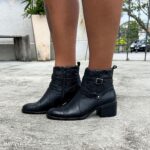 A bota de couro legitimo da Scarpan, é feita com solado em P.U é leve, macio e antiderrapante que proporciona um caminhar macio e seguro. O fechamento é com zíper que facilita o calce de seu da sua Bota de Couro. Ela contém detalhe em fivela transpassada no cano que agrega um toque modelo e estiloso