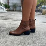 A bota feminina de couro com Salto bloco da Scarpan são sinônimos de qualidade, durabilidade, conforto. O cabedal é feito em couro legítimo e possui tiras em couro com metal que dão um ar sofisticado ao modelo. O forro é de material dublado de tecido com espuma para maior conforto. A palmilha macia com EVA de 2 milímetros. O solado em P.U e a altura do Cano: 11 cm. e a altura do Salto: 5,5cm