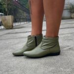 Bota de Couro Cano Curto Feminina é o modelo perfeito para os dias de outono e inverno. Feita em couro super macio, possui detalhes cuidadosamente projetados para elevar sua experiência de moda e conforto.