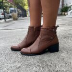 A bota feminina de couro com Salto bloco da Scarpan são sinônimos de qualidade, durabilidade, conforto. O cabedal é feito em couro legítimo e possui tiras em couro com metal que dão um ar sofisticado ao modelo. O forro é de material dublado de tecido com espuma para maior conforto. A palmilha macia com EVA de 2 milímetros. O solado em P.U e a altura do Cano: 11 cm. e a altura do Salto: 5,5cm