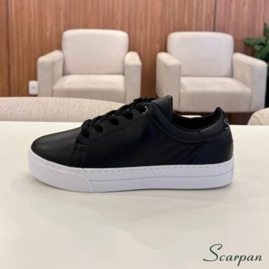O tênis feminino de couro da Scarpan foi cuidadosamente desenvolvido para unir beleza e conforto em cada detalhe. Produzido com couro legítimo super macio, esse modelo oferece um ajuste perfeito aos pés, graças ao seu cabedal com amarração. A palmilha anatômica proporciona conforto prolongado, enquanto o solado leve, flexível e antiderrapante garante segurança ao caminhar, mesmo em pisos escorregadios.