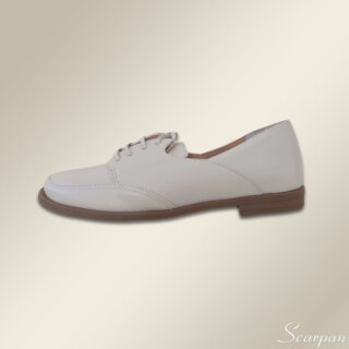 Tênis Feminino de Couro da Scarpan foi projetado pensando no bem-estar dos seus pés. Possui cadarço que não apenas facilita o calce, mas também proporciona um ajuste perfeito e seguro. O interior deste calçado feminino confortável conta com um forro de tecido dublado com espuma, oferecendo uma sensação suave e agradável a cada passo. A palmilha em EVA contribui para o amortecimento, enquanto o salto de 3 cm de altura, recomendado por especialistas, garante a postura correta sem sacrificar o conforto. Finalmente, o solado antiderrapante proporciona maior segurança ao caminhar.