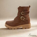 Antes de mais nada, vale destacar que, além do apelo visual, o coturno em couro legítimo oferece uma experiência de uso incomparável. E quando falamos desse modelo em específico, com cabedal em couro natural, forro têxtil macio, solado TR emborrachado e salto de 2,5 cm  e detalhes metálicos em fivela, ou seja, estamos falando de um produto que entrega performance, durabilidade e estética de alto padrão.