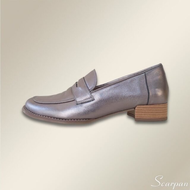 Mocassim de Couro com salto baixo não é apenas um item de moda,  é um símbolo de praticidade, elegância e consumo consciente. Ele se encaixa perfeitamente em diferentes estilos de vida e garante confiança em cada passo. Combinando apelo visual com alta performance, esse calçado se torna um verdadeiro aliado na rotina e, acima de tudo, um investimento duradouro.