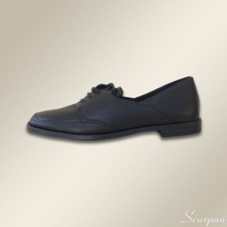 Tênis Feminino de Couro da Scarpan foi projetado pensando no bem-estar dos seus pés. Possui cadarço que não apenas facilita o calce, mas também proporciona um ajuste perfeito e seguro. O interior deste calçado feminino confortável conta com um forro de tecido dublado com espuma, oferecendo uma sensação suave e agradável a cada passo. A palmilha em EVA contribui para o amortecimento, enquanto o salto de 3 cm de altura, recomendado por especialistas, garante a postura correta sem sacrificar o conforto. Finalmente, o solado antiderrapante proporciona maior segurança ao caminhar.