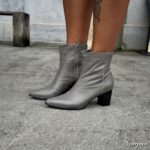 Bota Feminina Bico Fino Cinza em Couro - 179.137