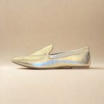 solado TR emborrachado, o mocassim proporciona excelente aderência e estabilidade. Ainda mais importante, sua estrutura foi pensada para entregar conforto absoluto. O salto discreto de 1cm alivia a pressão nas articulações e garante uma caminhada suave. Por ser leve — com apenas 400 gramas, ele não pesa nos seus pés nem no seu dia.