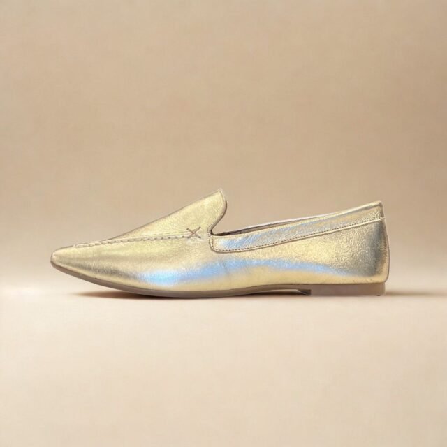 solado TR emborrachado, o mocassim proporciona excelente aderência e estabilidade. Ainda mais importante, sua estrutura foi pensada para entregar conforto absoluto. O salto discreto de 1cm alivia a pressão nas articulações e garante uma caminhada suave. Por ser leve — com apenas 400 gramas, ele não pesa nos seus pés nem no seu dia.