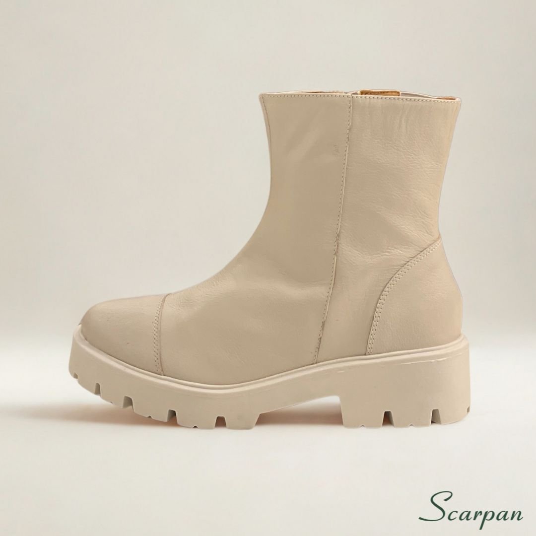 Coturno Feminino de Couro Off White - 152.171 Site 02 esse coturno em couro entrega um conforto pensado nos mínimos detalhes. O forro têxtil dublado com espuma proporciona uma experiência acolhedora ao calçar. Não importa se o dia será longo ou repleto de imprevistos: seus pés estarão bem cuidados e protegidos. O salto de 4,5 cm oferece a elevação ideal, promovendo uma pisada firme e confortável, enquanto a parte frontal do solado com 2,5 cm garante estabilidade. Além disso, o solado de PVC expandido e emborrachado proporciona aderência superior e segurança em diferentes tipos de solo, bem como, a correria do dia a dia.
