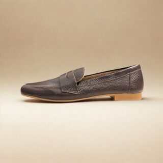 O mocassim feminino em couro é o calçado versátil que faltava no seu guarda-roupa, unindo praticidade e sofisticação.