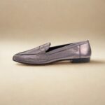 O mocassim feminino em couro é o calçado versátil que faltava no seu guarda-roupa, unindo praticidade e sofisticação.