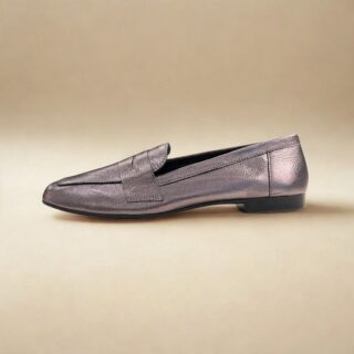 O mocassim feminino em couro é o calçado versátil que faltava no seu guarda-roupa, unindo praticidade e sofisticação.