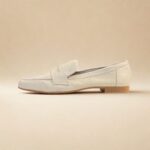 O mocassim feminino em couro é o calçado versátil que faltava no seu guarda-roupa, unindo praticidade e sofisticação.