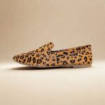 solado TR emborrachado, o mocassim proporciona excelente aderência e estabilidade. Ainda mais importante, sua estrutura foi pensada para entregar conforto absoluto. O salto discreto de 1cm alivia a pressão nas articulações e garante uma caminhada suave. Por ser leve — com apenas 400 gramas, ele não pesa nos seus pés nem no seu dia.