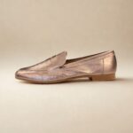 a durabilidade do couro legítimo é um investimento que vale a pena. Em vez de se desgastar rapidamente, como outros materiais, o couro envelhece com graciosidade, ganhando ainda mais charme com o tempo. Consequentemente, seu mocassim manterá a beleza e a integridade por muito mais tempo, tornando-se um item duradouro em sua coleção. Além disso, o solado TR emborrachado de alta qualidade, por sua vez, complementa essa experiência, garantindo aderência e segurança em diferentes superfícies. Com um salto discreto de 1,5cm, ele oferece a elevação ideal para uma postura elegante sem sacrificar o conforto, adicionalmente, seu peso de apenas 400g reforça a sensação de leveza, permitindo que você o use por horas a fio sem qualquer desconforto.