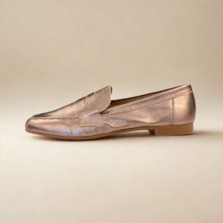 a durabilidade do couro legítimo é um investimento que vale a pena. Em vez de se desgastar rapidamente, como outros materiais, o couro envelhece com graciosidade, ganhando ainda mais charme com o tempo. Consequentemente, seu mocassim manterá a beleza e a integridade por muito mais tempo, tornando-se um item duradouro em sua coleção. Além disso, o solado TR emborrachado de alta qualidade, por sua vez, complementa essa experiência, garantindo aderência e segurança em diferentes superfícies. Com um salto discreto de 1,5cm, ele oferece a elevação ideal para uma postura elegante sem sacrificar o conforto, adicionalmente, seu peso de apenas 400g reforça a sensação de leveza, permitindo que você o use por horas a fio sem qualquer desconforto.