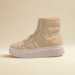 Além disso, o Tênis Cano Alto Feminino Couro foi projetado pensando no seu bem-estar. O forro interno em material têxtil abraça seus pés, garantindo a respirabilidade e evitando o desconforto, mesmo após longas horas de uso. Em outras palavras, diga adeus aos pés cansados e suados! A altura do salto, com 4,0 cm na parte de trás e 2,5 cm na parte da frente, oferece um leve toque de elevação que alonga a silhueta, sem comprometer a estabilidade. Por conseguinte, você se sentirá mais alta e confiante, sem abrir mão do conforto.