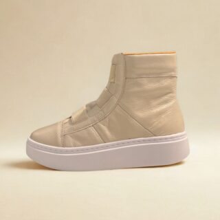 Além disso, o Tênis Cano Alto Feminino Couro foi projetado pensando no seu bem-estar. O forro interno em material têxtil abraça seus pés, garantindo a respirabilidade e evitando o desconforto, mesmo após longas horas de uso. Em outras palavras, diga adeus aos pés cansados e suados! A altura do salto, com 4,0 cm na parte de trás e 2,5 cm na parte da frente, oferece um leve toque de elevação que alonga a silhueta, sem comprometer a estabilidade. Por conseguinte, você se sentirá mais alta e confiante, sem abrir mão do conforto.