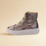 Além disso, o Tênis Cano Alto Feminino Couro foi projetado pensando no seu bem-estar. O forro interno em material têxtil abraça seus pés, garantindo a respirabilidade e evitando o desconforto, mesmo após longas horas de uso. Em outras palavras, diga adeus aos pés cansados e suados! A altura do salto, com 4,0 cm na parte de trás e 2,5 cm na parte da frente, oferece um leve toque de elevação que alonga a silhueta, sem comprometer a estabilidade. Por conseguinte, você se sentirá mais alta e confiante, sem abrir mão do conforto.