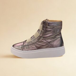 Além disso, o Tênis Cano Alto Feminino Couro foi projetado pensando no seu bem-estar. O forro interno em material têxtil abraça seus pés, garantindo a respirabilidade e evitando o desconforto, mesmo após longas horas de uso. Em outras palavras, diga adeus aos pés cansados e suados! A altura do salto, com 4,0 cm na parte de trás e 2,5 cm na parte da frente, oferece um leve toque de elevação que alonga a silhueta, sem comprometer a estabilidade. Por conseguinte, você se sentirá mais alta e confiante, sem abrir mão do conforto.